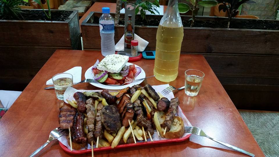 Ο Πιπεράκιας Αμπελόκηποι - Ποικιλία στο τραπέζι με Σαλάτα και Κρασί 1