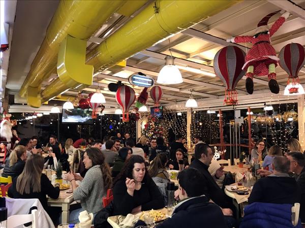 τραπέζια με κόσμο του καταστήματος Πίττες της Γεωργίας